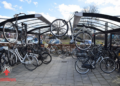Fietsen bungelen aan dakrand station in Vriezenveen