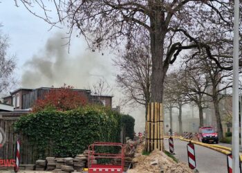 Zeer grote brand in Nijverdal: woningen ontruimd NL Alert verstuurd