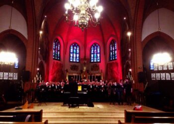 Chr. Mannenkoor Vroomshoop zingt Passiestonde in Geesteren en Vroomshoop