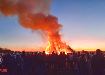 Paasvuur druk bezocht in Vriezenveen
