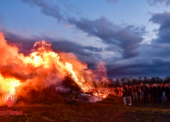 Groot paasvuur trekt veel publiek op de Mageleresch in Den Ham