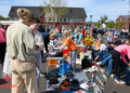 Vroomshoop viert groots Koningsdag met drukbezochte vrijmarkt