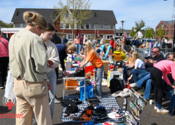 Vroomshoop viert groots Koningsdag met drukbezochte vrijmarkt