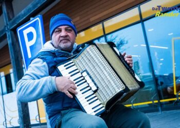 Accordeonist bij Jumbo Vriezenveen verovert harten van voorbijgangers