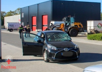 Ongeval tussen shovel en auto in Vroomshoop