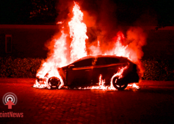 Auto gaat in vlammen op in Westerhaar Politie doet onderzoek naar brandstichting