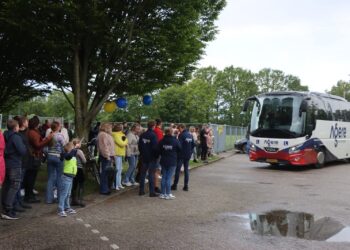 Kinderen warm onthaald in Vriezenveen na lange reis