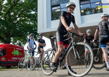 Luid applaus voor Jorg Kollen fietstocht