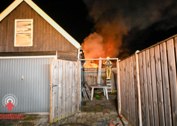 Flinke brand achter woningen Vroomshoop Woningen ontruimd