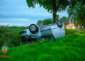 Uitwijk manoeuvre voor eenden gaat mis; auto over de kop tussen Almelo en Vriezenveenย