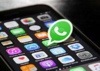 Politie slaat alarm over opkomst van meidenhuizen op WhatsApp Groot gevaar voor jongeren