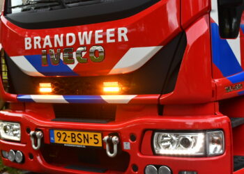 Grote brand in agrarische loods bij Lemelerveld camping ontruimd