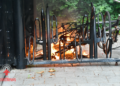 Brand vernielt drie fietsen bij het station Vroomshoop