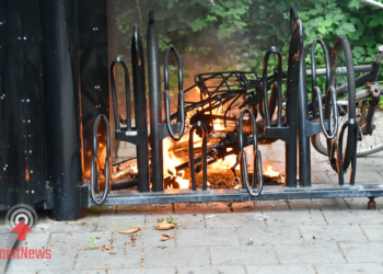 Brand vernielt drie fietsen bij het station Vroomshoop
