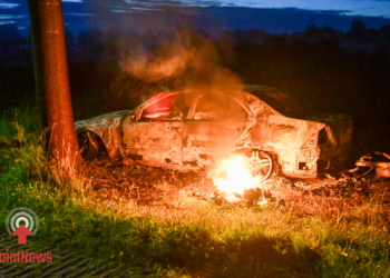 Auto volledig uitgebrand in Vroomshoop Politie onderzoekt mogelijke brandstichting