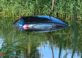 Auto rolt kanaal in Vroomshoop Kind ongedeerd