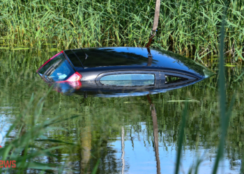 Auto rolt kanaal in Vroomshoop Kind ongedeerd
