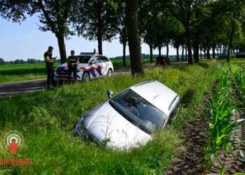 Auto beland in sloot aan Westermaatweg tussen Almelo en Vriezenveen Bestuurder gevlogen