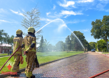 Brandweer Twenterand herdenkt omgekomen collegas met waterteken