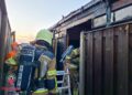 Brand bij carport in Vriezenveen snel onder controle dankzij hulp van buren