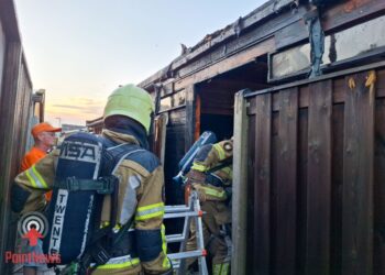 Brand bij carport in Vriezenveen snel onder controle dankzij hulp van buren
