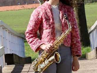 Benthe Laanstra centraal tijdens haar D-examen altsaxofoon in Theater Het Punt in Vroomshoop