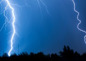 WEERALARM In het zuid oosten extreme hitte.Vanavond kans op zware onweersbuien