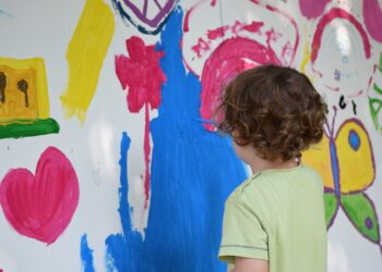Centrum Vroomshoop krijgt kleurrijke impuls dankzij samenwerking dorpsraad scholen en ondernemers