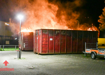Papiercontainers bij Praxis in Vroomshoop uitgebrand Politie onderzoekt mogelijke brandstichting