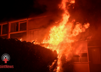 Grote schade na brand in overkapping Vuur slaat over naar woning in Vroomshoop