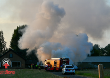 Brand in afvalberg aan de Kolenmieten in het achtergebied van Vroomshoop zorgt voor flinke rookontwikkeling