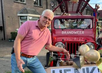 Brandweerman Henk Folbert neemt na 31 jaar afscheid van post Vriezenveen