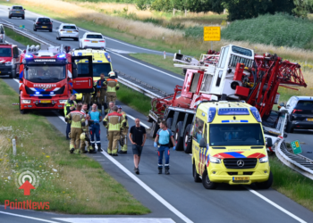 Kraanwagen belandt in berm langs N36 bij Vriezenveen Flinke verkeershinder