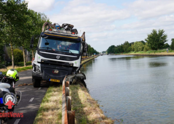 Vrachtwagen komt boven kanaal tot stilstand in Beerzerveld Bestuurder ongedeerd