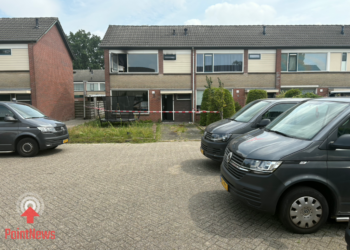 Woning volledig uitgebrand bij brand in Vriezenveen, politie onderzoekt mogelijke brandstichting