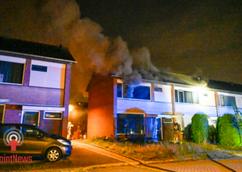Woning volledig uitgebrand bij brand in Vriezenveen; brandstichting wordt niet uitgesloten