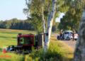 Graafmachine raakt van de weg en belandt deels in greppel bij Vriezenveen