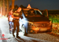 Bestelbus zwaar beschadigd na botsing met tractor in Sibculo, bestuurder vlucht te voet