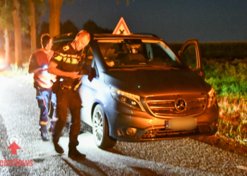 Bestelbus zwaar beschadigd na botsing met tractor in Sibculo, bestuurder vlucht te voet