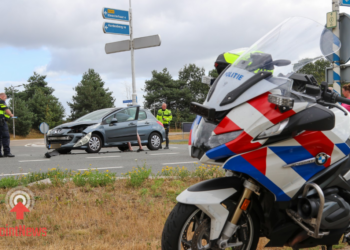 Twee auto’s botsen op kruising bij Bruinehaar Voertuigen afgesleept