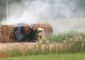 Meerdere hooibalen in brand in weiland bij Kloosterhaar