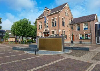 Waterornament Tilanusplein Vriezenveen verdwijnt wegens overlast en evenementen