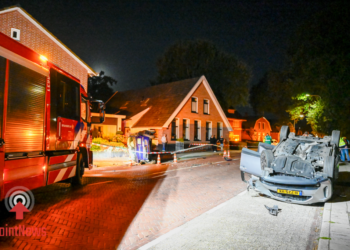 Twee auto’s hard in botsing op Westeinde in Vriezenveen