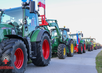 Boeren met trekkers onderweg naar gemeentehuis Vriezenveen voor protest