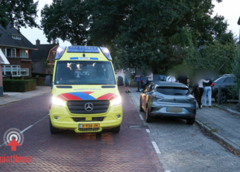 Twee gewonden bij aanrijding tussen auto en scooter in Vriezenveen