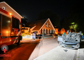 Twee auto’s hard in botsing op Westeinde in Vriezenveen