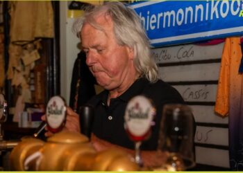 Het Laatste Rondje met De Smoezen Café Kremer staat op zijn kop