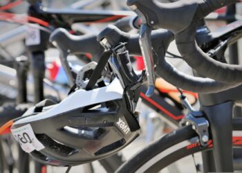 Triatlon Vroomshoop volledig uitverkocht: NK Politie, landelijke top en veel Twenteranders aan de start