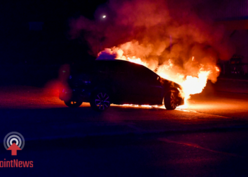 Auto zwaar beschadigd door brand bij Action in Vroomshoop