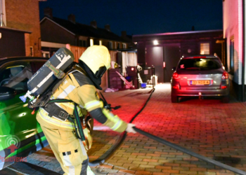 Brand onder carport achter woning in Vroomshoop